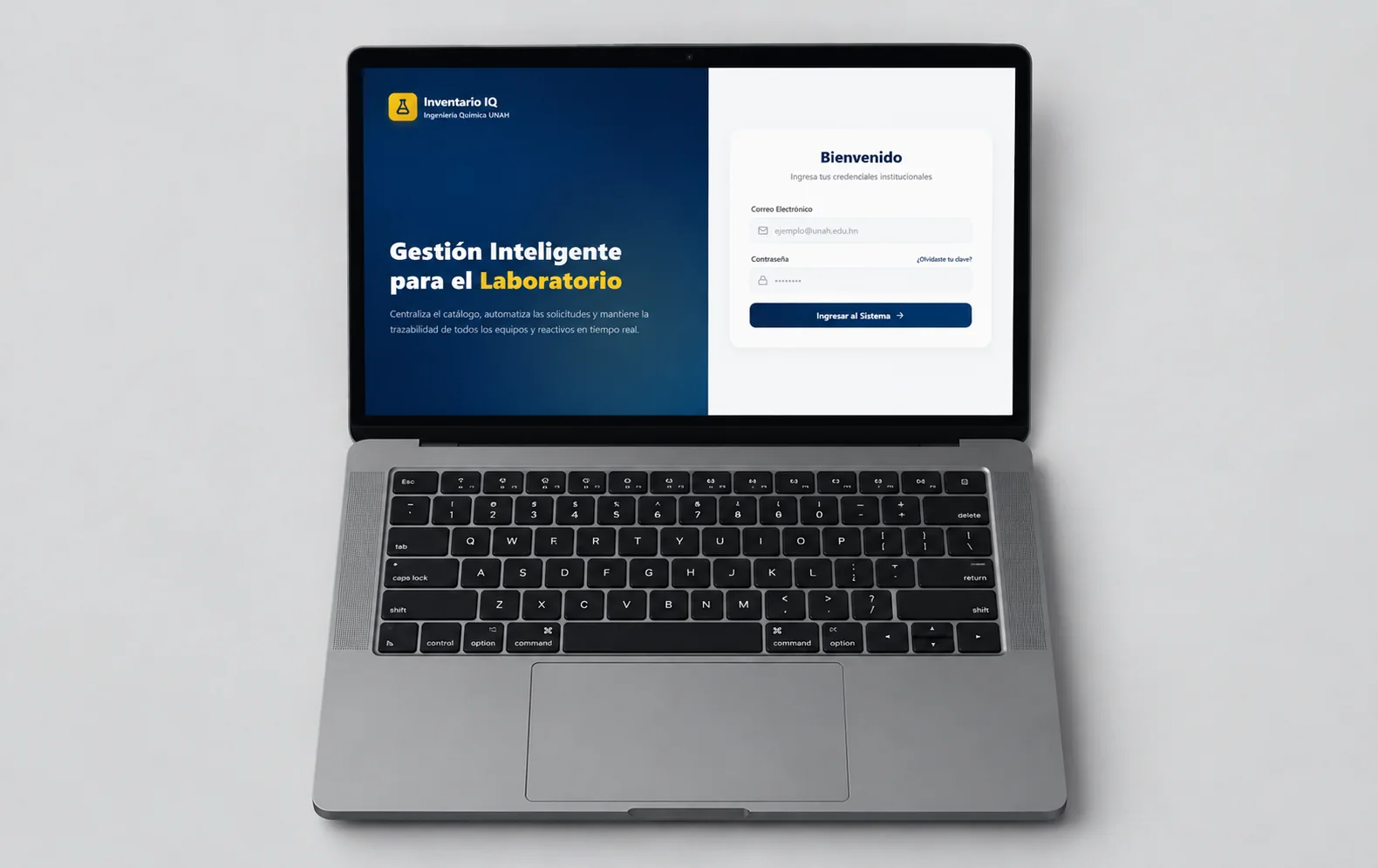 Laptop mostrando el sistema Inventario IQ, del Laboratorio de Química de la UNAH